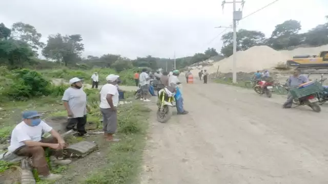 Los manifestantes cerraron el paso a los bancos de sascab. Foto: Erasmo Cruz.