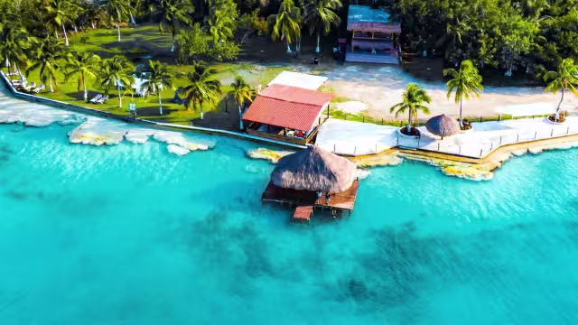 Las condiciones climatológicas que se registraron ayer permitieron realizar actividades recreativas en la Costa Maya de Quintana Roo, luego de cesar los ventarrones.