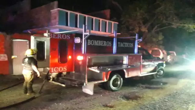 Bomberos tácticos acudieron al sitio del siniestro. Fotos: José Pacheco.