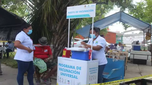 La vacunación se aplica en 184 puestos fijos y semifijos, además de los 176 centros de salud y 10 hospitales de la entidad. Foto: Manuel Collí.