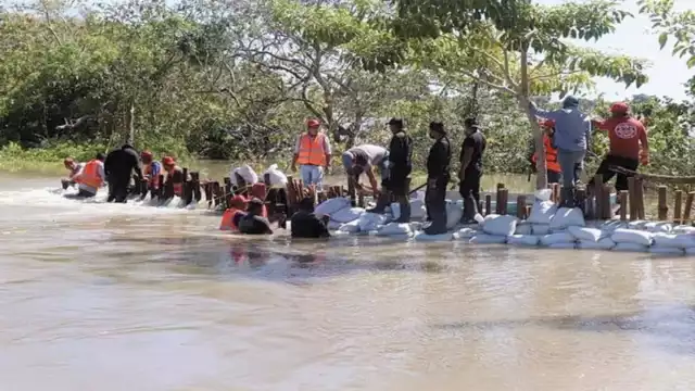 Cien personas colocaron costales de arena en el sitio.