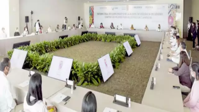 Fabiola Alanís entregó al Gobierno del Estado el Informe
de Cumplimiento de la Declaratoria de Alerta de Violencia de Género. Foto: Lucio Blanco.