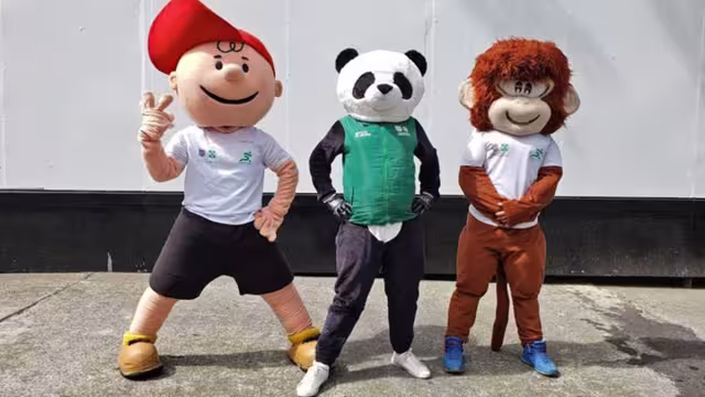 Pandemio apareció para dirigir la coreografía, con “Agüita”, de la cantante Danna Paola.