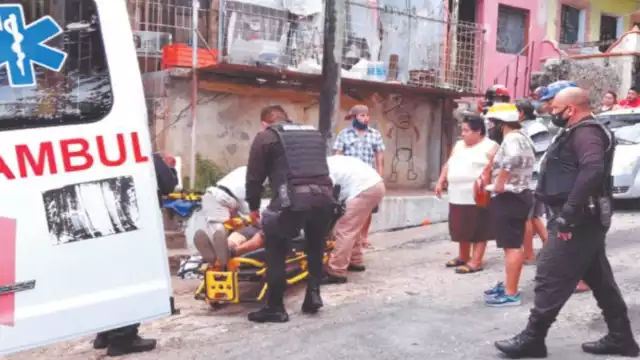 Luego de la descarga, el hombre cayó de una altura de dos metros y quedó tendido en el pavimento. Foto: José Salazar.