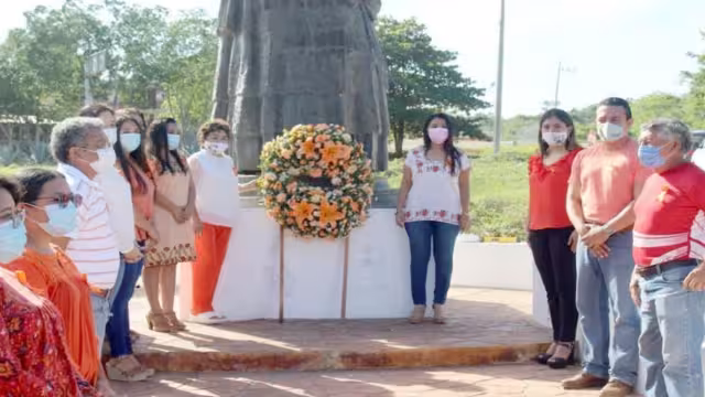 La ofrenda floral fue colocada con motivo del Día Internacional para la Eliminación de la Violencia Contra la Mujer.