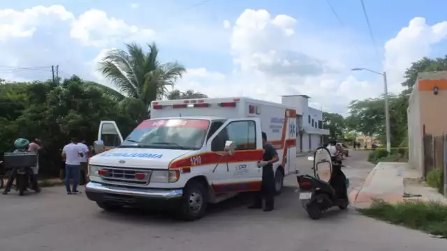 Una ambulancia llevó al lesionado al Hospital General de Chetumal, mientras elementos policiales realizaban un operativo en la comunidad. Foto: Eric Castillo.