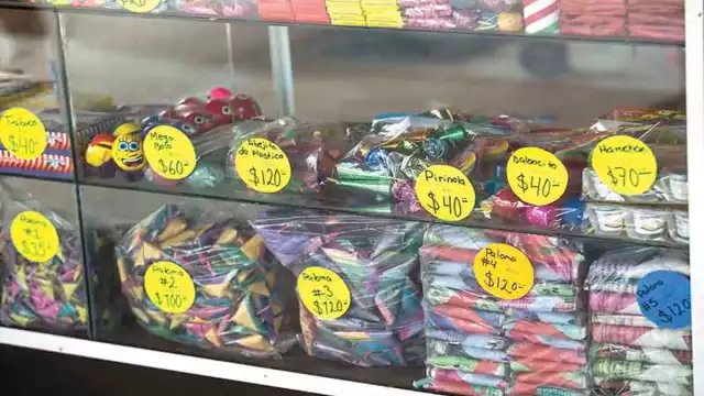 Vendedores de "bombitas" en Yucatán esperan un repunte de ventas con los festejos decembrinos. Fotos: Enrique Osorno.