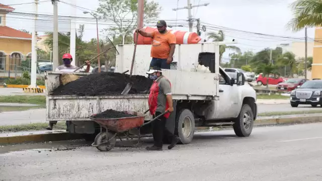 Trabajadores de Servicios Públicos acudieron a tapar los baches. Foto: Jorge Delgado.