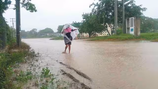 A las 19:30 horas de ayer se registró un fuerte aguacero en Hunucmá. Fotos: Por Esto!