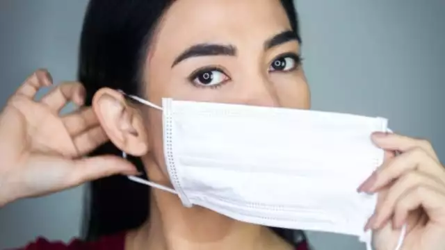 Una mujer se convirtió en tendencia luego de que aprovechara el virus de COVID-19 para mentirle a su jefe, faltar al trabajo y poder salir de fiesta con sus amigos