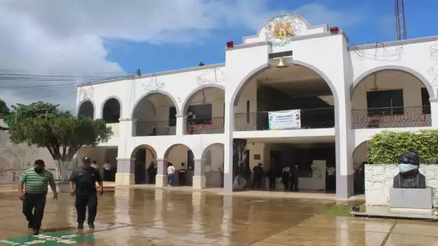 Los trabajadores también amenazan con exhibir y quemar cajas de archivos sacados del Ayuntamiento