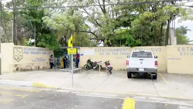 Sus familiares encontraron al adulto mayor en un pasillo del plantel. Foto: Dismar Herrera.
