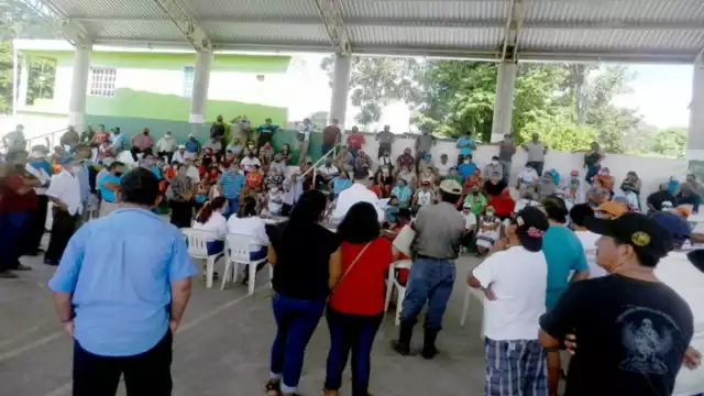 Los inconformes se reunieron el domingo para discutir sobre el paro. Foto: Erasmo Cruz.
