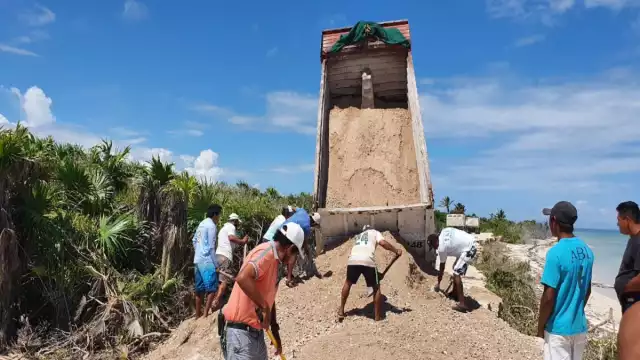 Pobladores de punta Allen apoyan en la reparación del camino. Foto: Romana Mora.