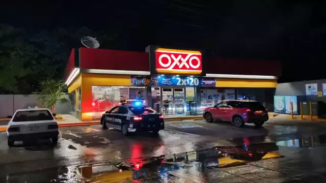 Los agentes policíacos no lograron detener al asaltante. Foto: Ricardo Jiménez.