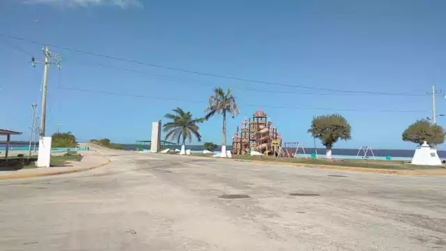 Ciudadanos piden a las autoridades municipales establecer vigilancia en la vía.