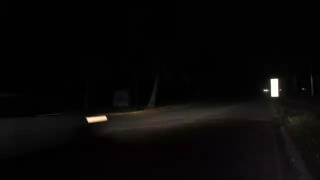 Aunado a la falta de luminarias, en esta zona existen baches que pueden propiciar accidentes a las familias que pasean en sus vehículos. Foto: Manuel Collí.