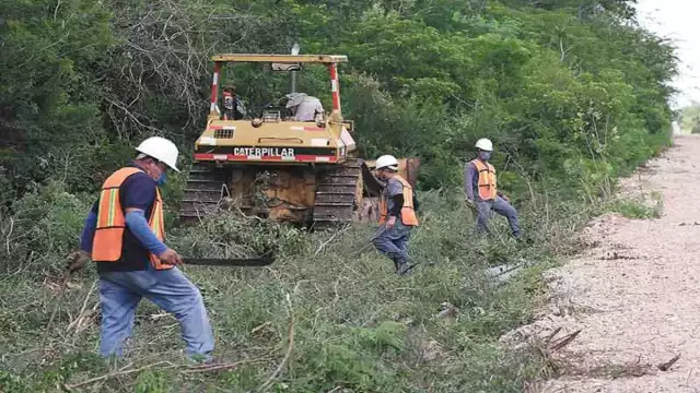 Los obreros colaboran en el Tramo 3, que recorre de Calkiní, Campeche, a Izamal. Fotos: Cuauhtémoc Moreno.