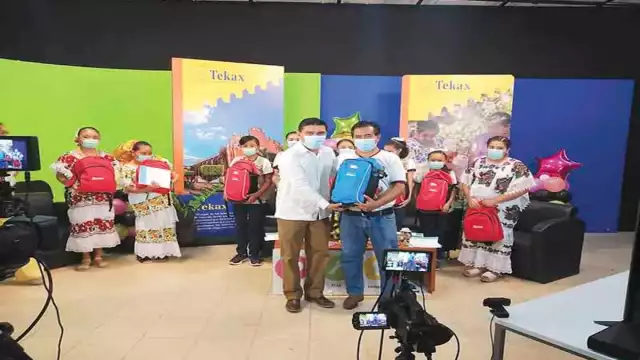 Los alumnos recibieron sus premios en la Universidad Regional del Sur. Foto: Jaime Tun.