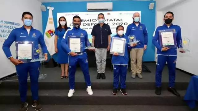 El gobernador y el presidente de la Comisión para la Juventud y el Deporte hicieron la entrega de los premios.