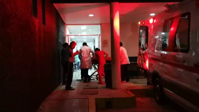 Cuatro personas fueron trasladadas a un centro médico debido a la gravedad de sus lesiones. Foto: Ricardo Jiménez.