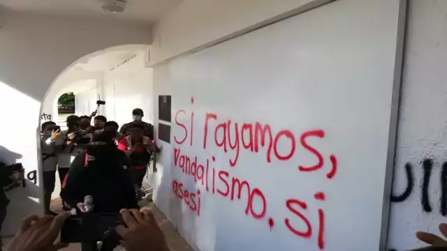 Hombres y mujeres fueron detenidos tras vandalizar algunos edificios públicos durante la manifestación del domingo.