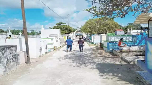 A diferencia de años anteriores, la crisis del coronavirus propició que los camposantos se observaran prácticamente desiertos. Foto: Joaquín Guevara.