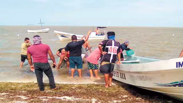 Omauri Campos detalló que la embarcación no fue volcada por los fuertes vientos. Foto: Pastor Palma.