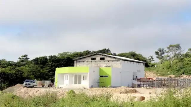 El nuevo rastro está aún en fase de equipamiento y no hay fecha para que funcione. Foto: Jorge Uc.