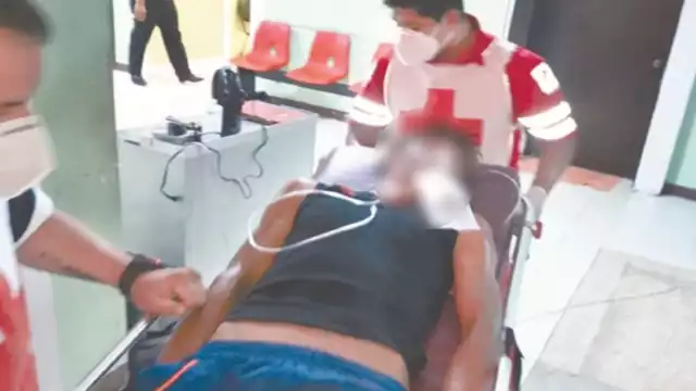 Paramédicos de la Cruz Roja atendieron al hombre.