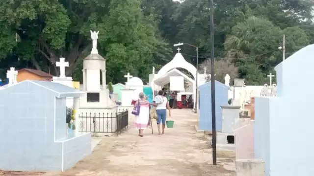 Pocos pobladores visitaron el panteón municipal este lunes.Foto: Jorge Uc.