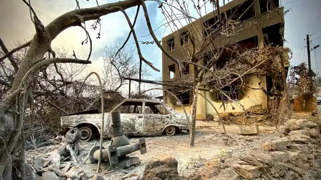 Grupos civiles trataban de salvar viviendas y olivos, pero algunas casas ya estaban dañadas y miles de turistas huían del lugar.