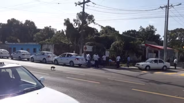 Taxistas de Lázaro Cárdenas aseguran que levantarán el retén una vez que los de Tulum y Valladolid lleguen a un acuerdo. Foto: Luis Enrique Cauich