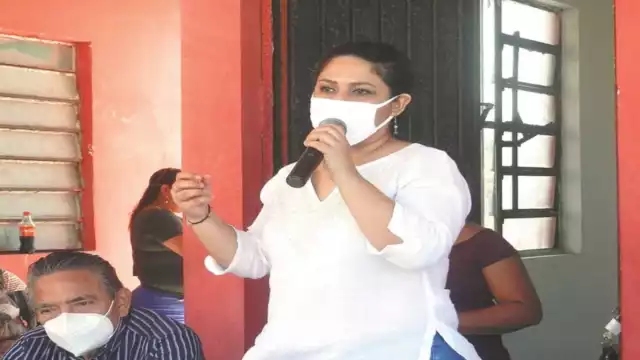 En la reunión estuvieron presentes la delegada federal Katia Meave y el superintendente de CFE, Gonzalo Jesús. Foto: Erasmo Cruz.