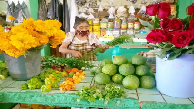 Vendedores comienzan a ofrecer los insumos necesarios para el festejo. Foto: Jorge Aké.