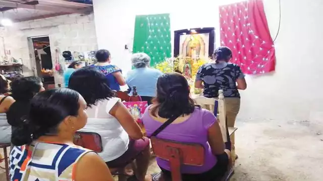 Las familias acostumbran llevar a cabo los novenarios a la Virgen de Guadalupe.