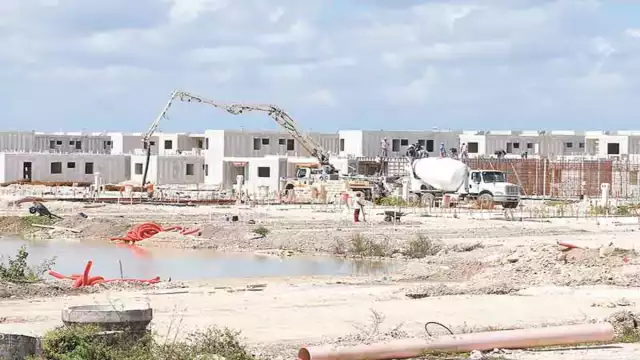 Las obras en la sexta etapa del fraccionamiento se mantienen
imparables, pese a la saturación de agua. Fotos: Martín Zetina.