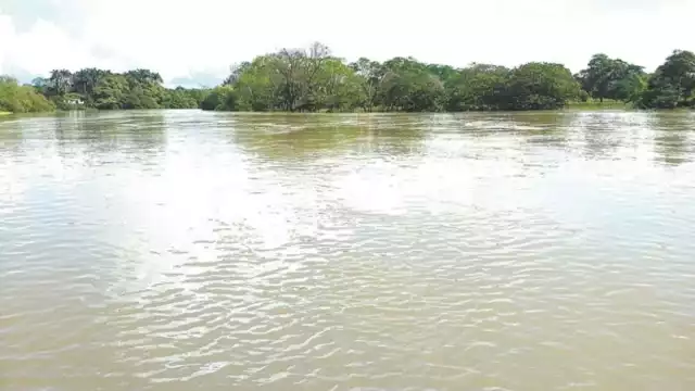 Autoridades realizan labores para evitar que ocurra un desborde.