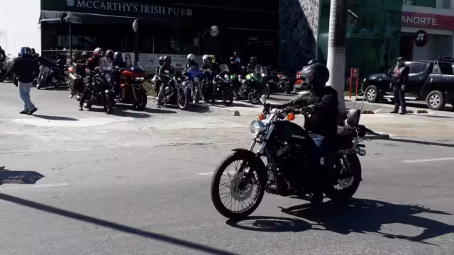 Al final de la competencia se premió al ganador de acuerdo al número de la carta mayor. Fotos: Por Esto!