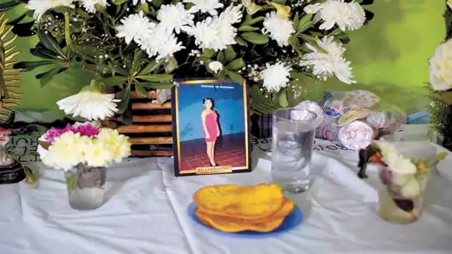 La familia inició una novena para pedir por el eterno descanso de la fallecida. Fotos: Cuauhtémoc Moreno.