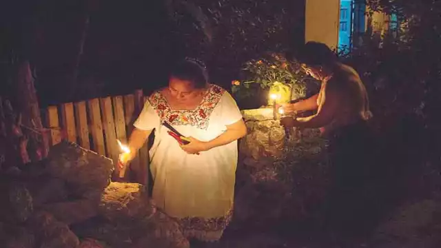 La celebración del “biix” se realiza ocho días después de haber iniciado los festejos de Fieles Difuntos. Fotos: Carlos Ek Uc.