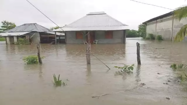 La mayoría de las casas permanece bajo el agua. Foto: Julio Gutiérrez.
