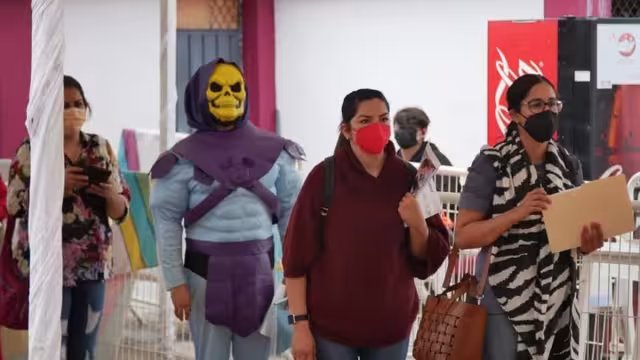 Skeletor se une a varios personajes como el T-rex, un oso panda y hasta Darth Vader, que se han visto desfilar en las sedes de vacunación.