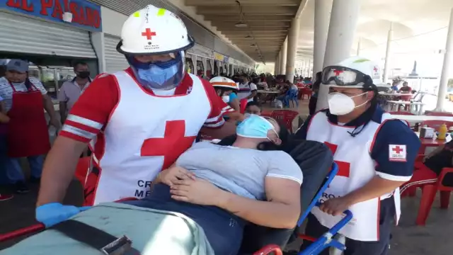 La lesionada fue atendida por paramédicos. Foto: José Pacheco.