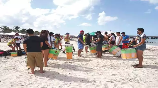Un grupo de jóvenes animó a los turistas, al ritmo de su batucada.