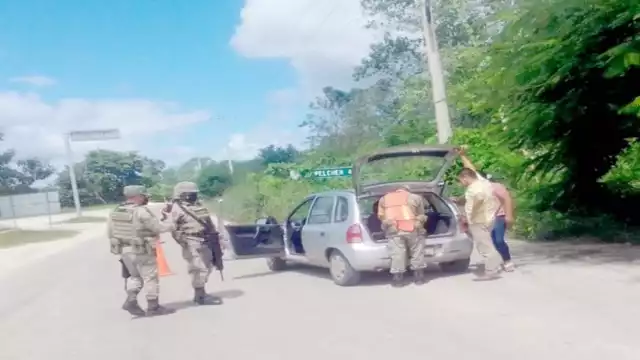 Efectivos del Ejército revisaron vehículos en un filtro carretero. Foto: Jorge Caamal.