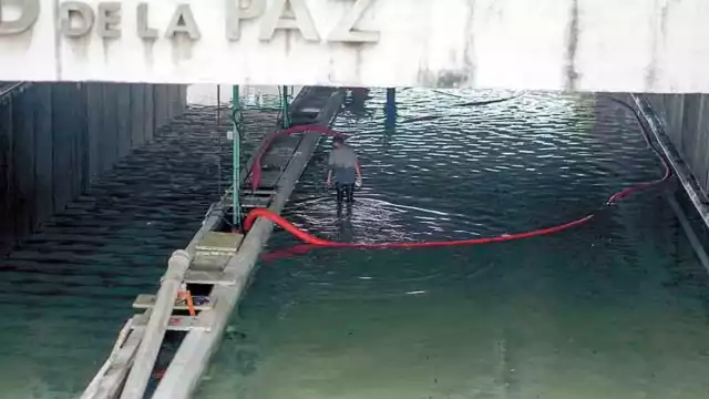 Menciona que debe haber una sistema más moderno para
desaguar la vía.