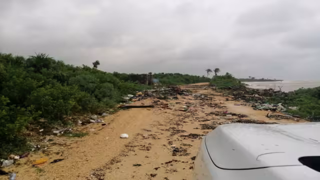 Durante los temporales, la carretera queda intransitable y sólo se han hecho rellenos para tapar los baches. Foto Miguel Améndola.