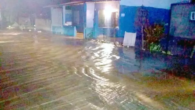 Pese al nivel de agua en sus predios, los habitantes se negaron a acudir a los refugios. Foto: José Euán.