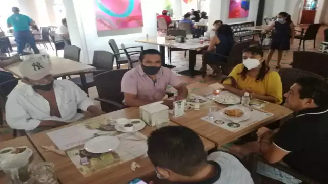 Representantes de siete ejidos de Lázaro Cárdenas sostuvieron una reunión con el superdelegado. Foto: Víctor Ávalos.